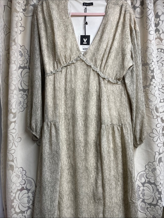 Very J Dresses & Skirts - Very J Neutral Printed V-Neck Long Sleeve Midi Dress NWT